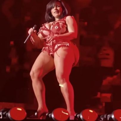 Cardi B sofre queda de cadeira durante turnê Little Miss Drama
