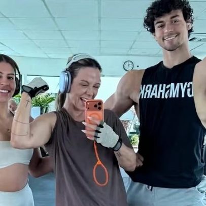 Carla Perez treina com filho e nora e compara músculos