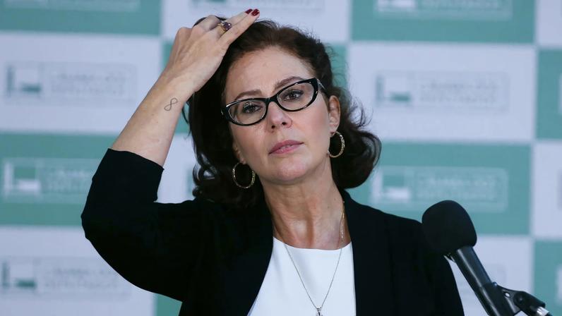Moraes arquiva inquérito contra Carla Zambelli por coação e obstrução
