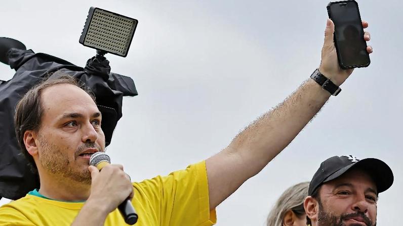Carlos Bolsonaro participa de ato bolsonarista em Florianópolis