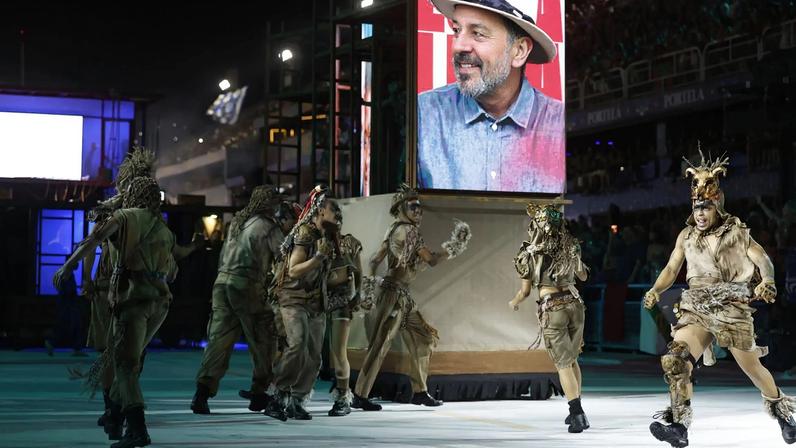 Desfile da escola Acadêmicos de Niterói no carnaval do Rio de Janeiro, homenageando Lula. (Foto: Antonio Lacerda/EFE)