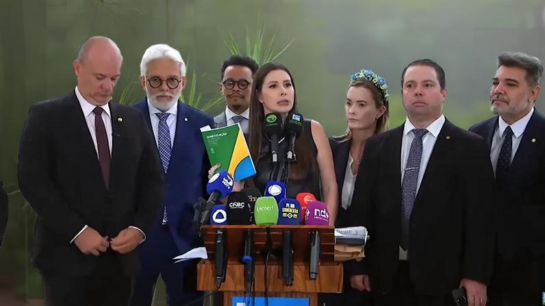 Carol De Toni pede impeachment de 16 ministros de Lula e aumenta pressão