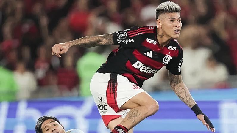 Jorge Carrascal, do Flamengo, abrindo o placar contra o Racing, pela semi da Libertadores