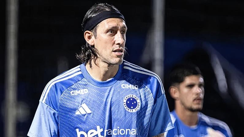 Cássio durante o aquecimento antes da partida entre Betim e Cruzeiro pelo Campeonato Mineiro