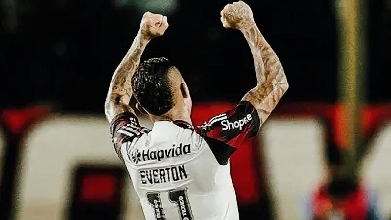Éverton Cebolinha comemora o segundo gol do Flamengo