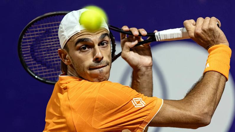 Cerúndolo salva oito match points e avança às quartas de final