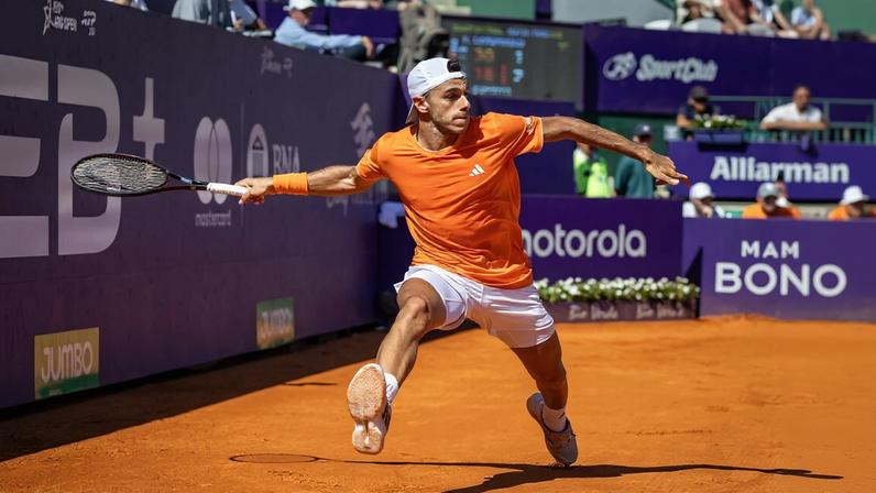 Cerúndolo, Baez e Etcheverry garantem trio argentino nas semifinais