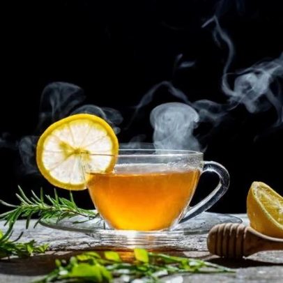 Chá de alecrim oferece 6 receitas para melhorar a saúde