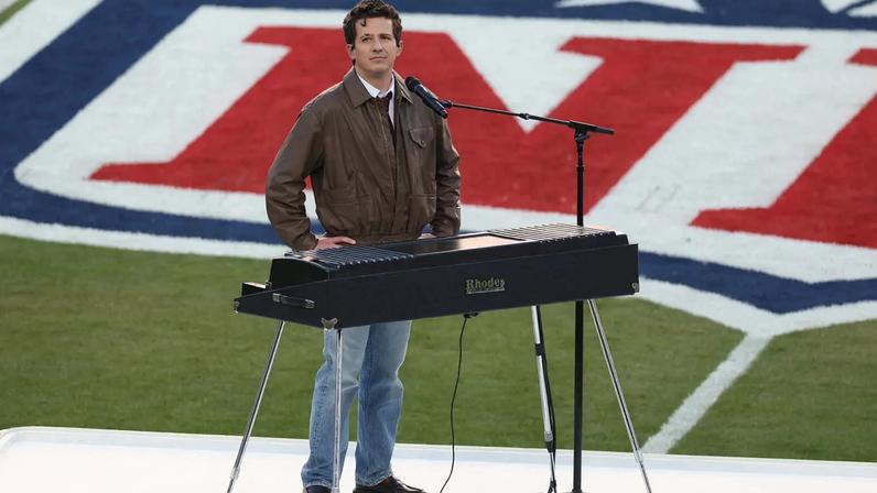 Charlie Puth apresenta hino nacional em arranjo coral no Super Bowl 2026