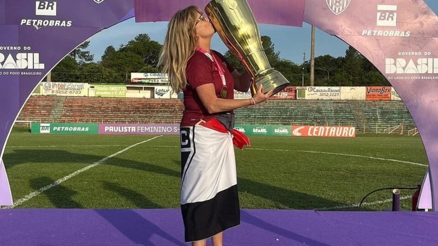 Chris Massis comemora título do São Paulo no Paulistão Feminino sub-20. (Foto: Reprodução/redes sociais)