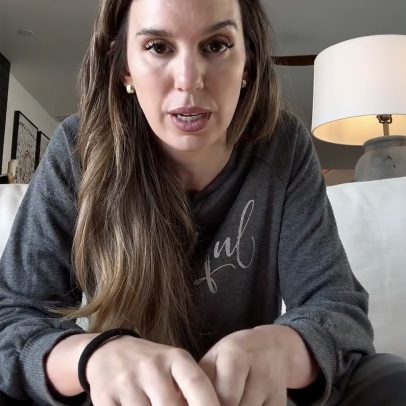 Christy Carlson Romano revela positivo em screening de câncer após tiroteio