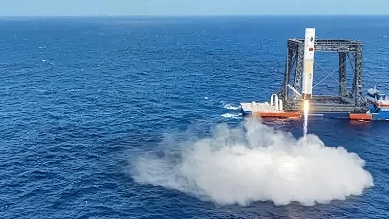 Cápsula de retorno pousa no mar chinês em teste da Mengzhou, foguete que irá para a Lua • CNSA/Divulgação