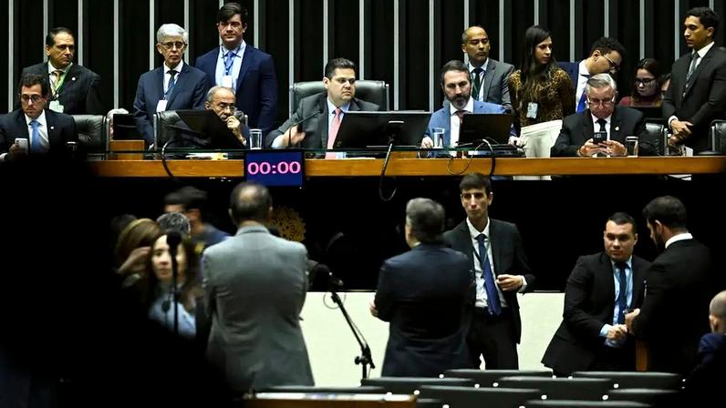 Congresso reabre as atividades em fevereiro sob o impacto do escândalo do banco Master e pressão pela derrubada do veto de Lula à dosimetria.