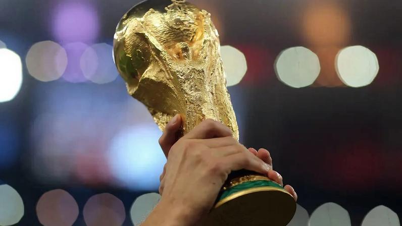 Detalhe da taça durante a comemoração do título da Alemanha após a vitória sobre a Argentina, na final da Copa do Mundo de 2014, no Maracanã (Foto: Fernando Soutello/Gazeta Press)