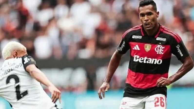 Matheuzinho tenta desarmar Alex Sandro em Flamengo 0 x 2 Corinthians