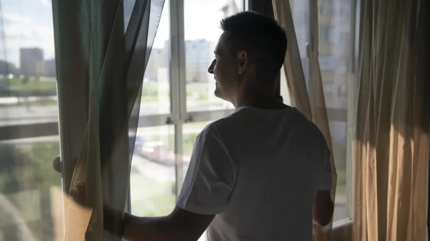 Pesquisas em ciências sociais indicam que homens casados e com filhos relatam níveis mais altos de felicidade, realização pessoal e estabilidade ao longo da vida (Foto: Freepik/Mihail Bondarenko)