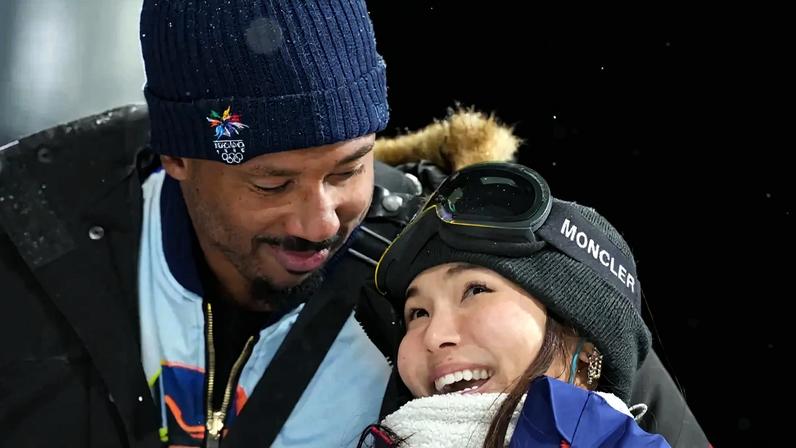 Chloe Kim celebra prata com Myles Garrett na Olimpíada de Inverno 2026