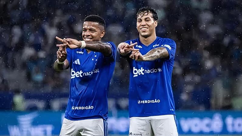 Keny Arroyo e Kaio Jorge celebram gol do Cruzeiro em partida contra o América-MG, pelo Campeonato Mineiro.