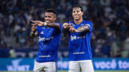 Keny Arroyo e Kaio Jorge celebram gol do Cruzeiro em partida contra o América-MG, pelo Campeonato Mineiro.