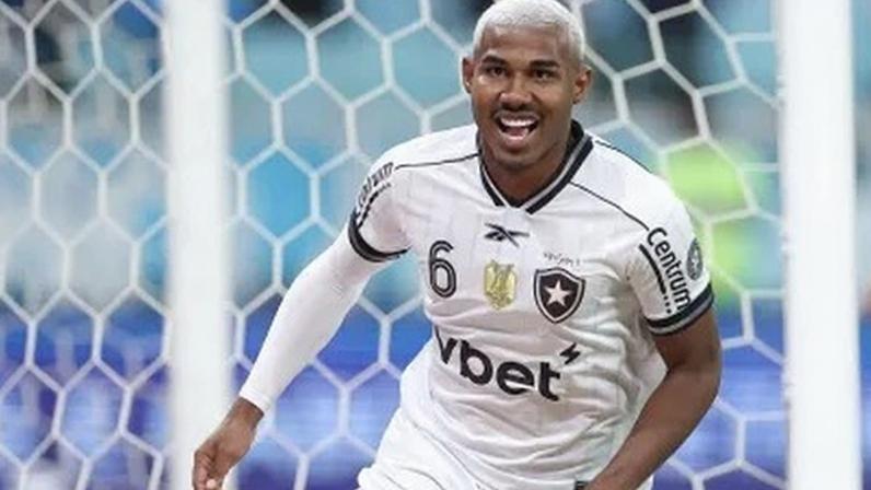 Cuiabano, do Botafogo, comemorando seu gol contra o Grêmio, pelo Brasileirão