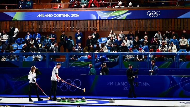 Estreia do curling foi interrompida por queda de energia em Cortina D'Ampezzo (Photo by Marco BERTORELLO / AFP)