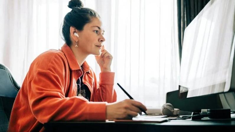 Santander e Alura oferecem 36 mil bolsas de estudo em Tecnologia e IA