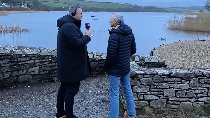 Estrada costeira desabada prejudica seriamente a vila