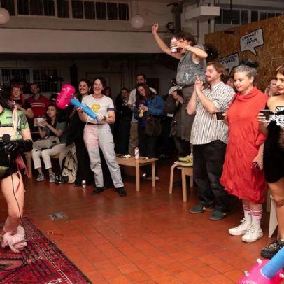 Clube de artistas da classe trabalhadora expande de Londres para Manchester