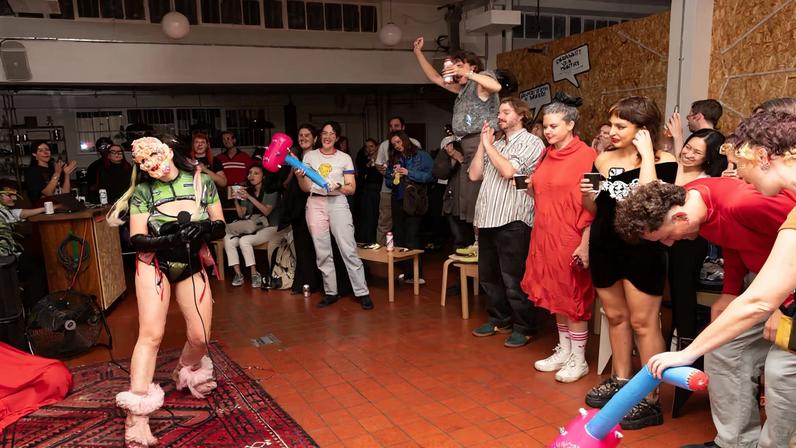 Clube de artistas da classe trabalhadora expande de Londres para Manchester