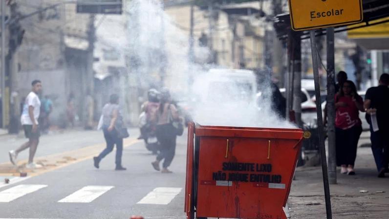 Rio de Janeiro (RJ), 28/10/2025 - Durante operação policia contra o Comando Vermelho, bandidos ordenam fechamento de comércio e usam lixeiras incendiadas para bloquear a via na rua Itapiru, no Catumbi. Foto: Fernando Frazão/Agência Brasil