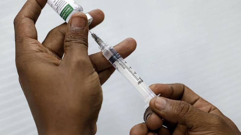 Vacinação de pacientes em campanha contra a Influenza (gripe) no Super Centro Carioca de Saúde, em Benfica. Foto: Fernando Frazão/Agência Brasil