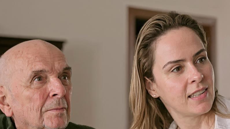 Ana Paula Renault, correndo risco de expulsão no 'BBB 26', chorou ao falar que quase desistiu de convite para o reality por conta da saúde do pai: 'Praticamente morto'