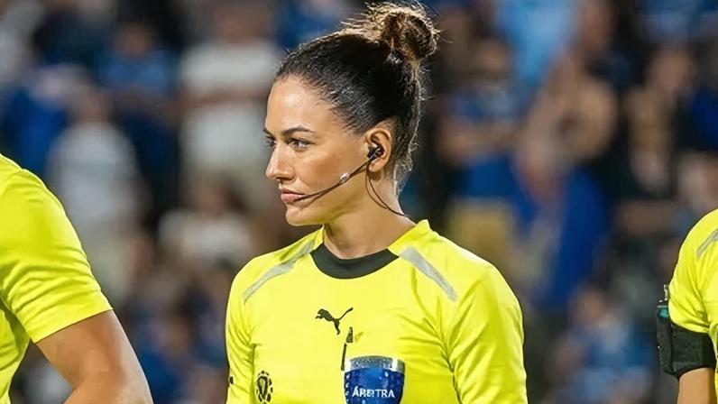 Daiane Muniz durante partida da Pré-Libertadores; árbitra foi escolhida para apitar a semifinal do Paulistão entre Palmeiras e São Paulo