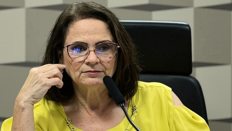 Damares propôs arquivamento de projeto que determinava redução pela metade de salários de parlamentares.