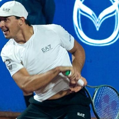 Darderi vence na estreia em três sets e encara italiano nas quartas