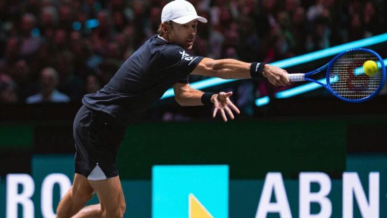 De Minaur vence estreia em Roterdã diante de Fils