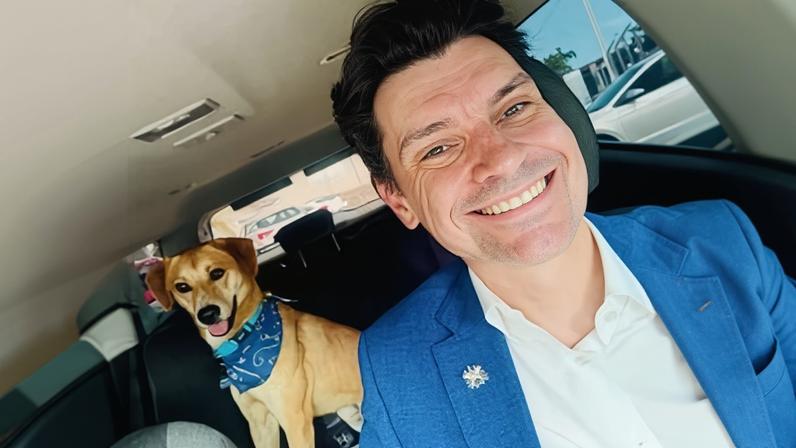 Delegado-geral adotou cão Caramelo