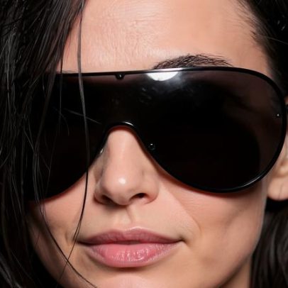 Demi Moore aparece com cabelos curtos na Semana de Moda de Milão