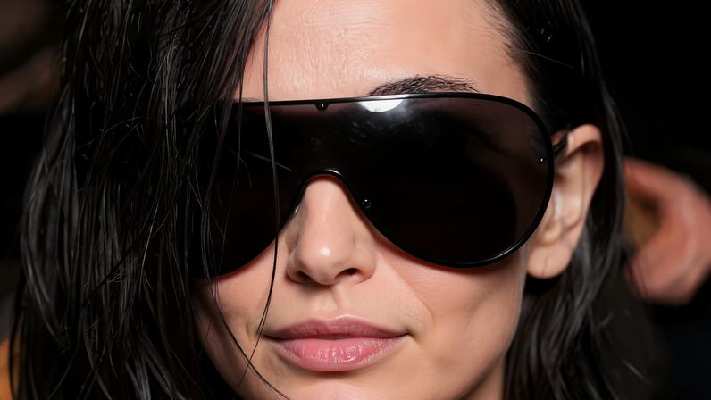 Demi Moore aparece com cabelos curtos na Semana de Moda de Milão