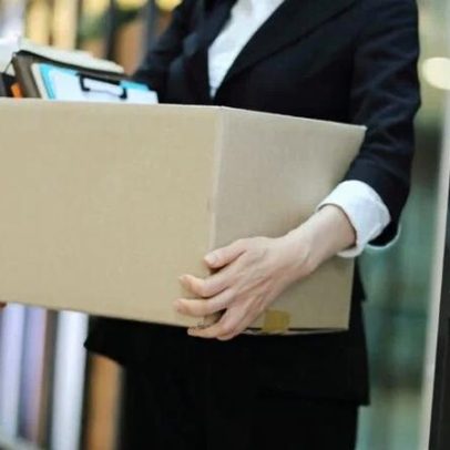 IA impulsiona demissões globais e pressiona o mercado de trabalho