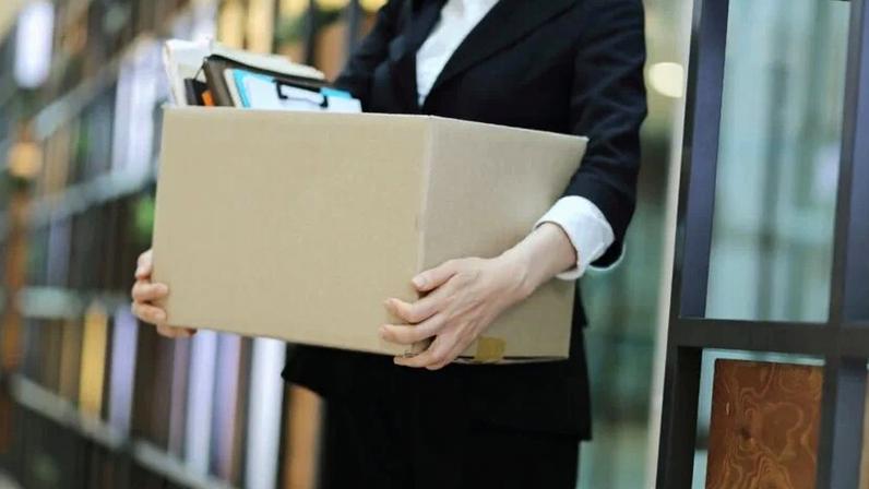 IA impulsiona demissões globais e pressiona o mercado de trabalho