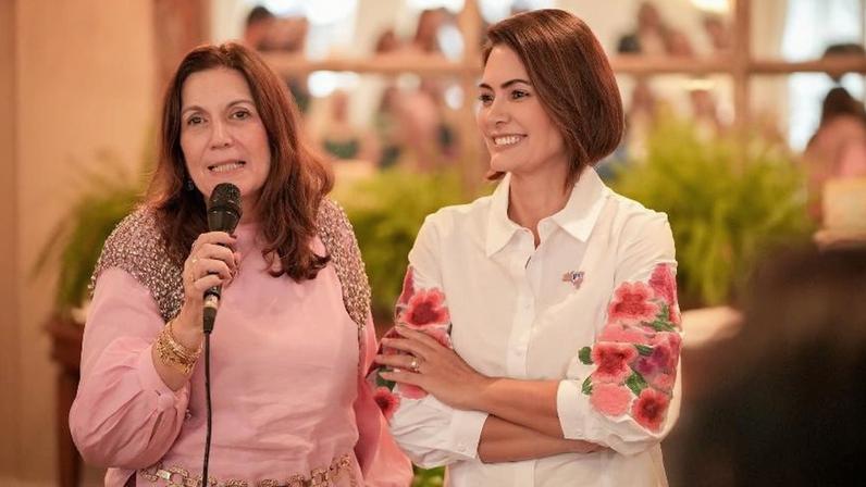Deputada federal Bia Kicis e ex-primeira-dama Michelle Bolsonaro durante evento do PL Mulher