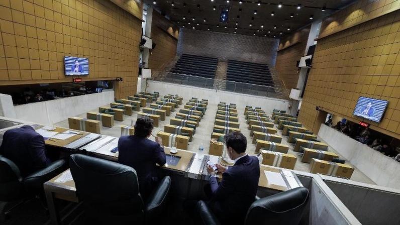 05.nov.24 - Deputados de São Paulo em sessão na na Alesp durante discussão da PEC que vai reduzir verba da educação
