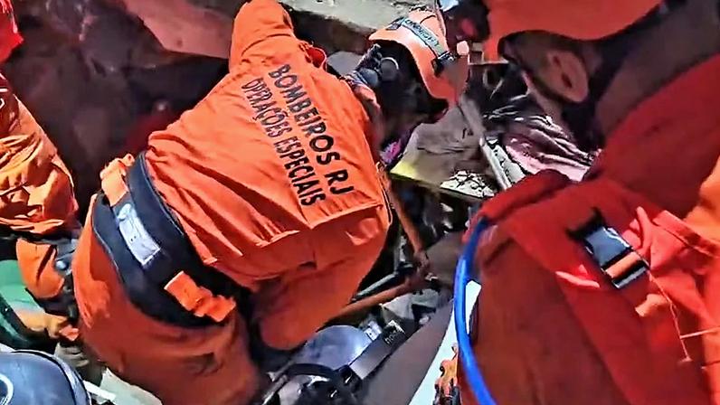 Bombeiros conseguiram resgatar uma menina com vida dos escombros – foto: Corpo de Bombeiros RJ