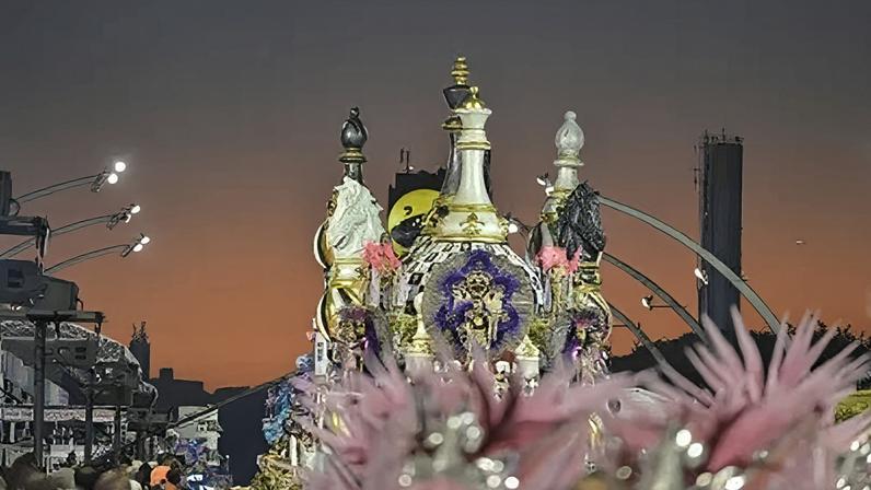 Carro da Rosas de Ouro no Desfile do Grupo Especial em 2025