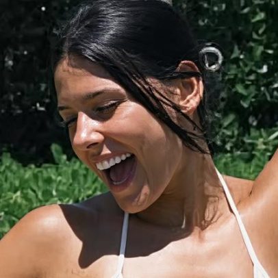 Ana Castela posa de biquíni nas redes sociais