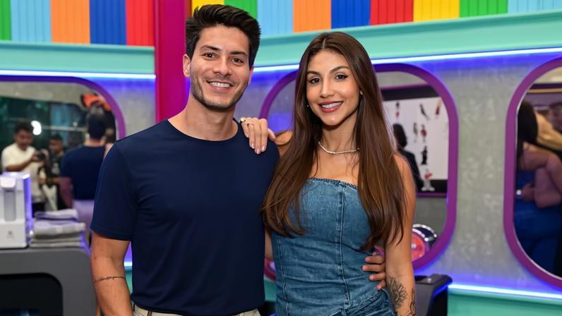 Arthur Aguiar ao lado da esposa, Jheny Santucci — Foto: Léo Franco e Natália Rampinelli/ AgNews