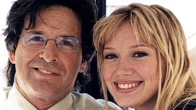 Hilary Duff lamenta morte de Robert Carradine, seu pai em Lizzie McGuire