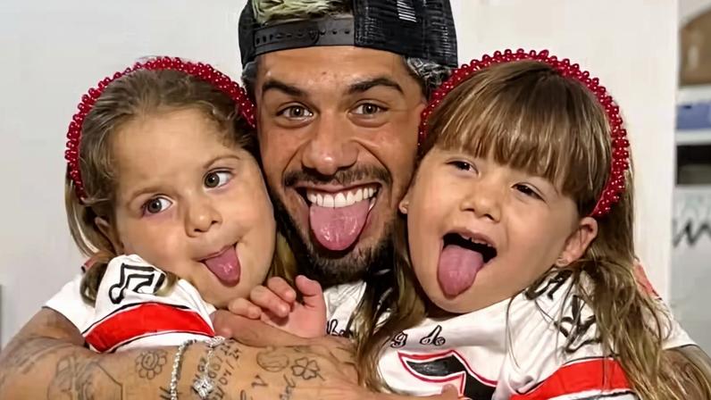 Zé Felipe com as filhas, Maria Alice e Maria Flor