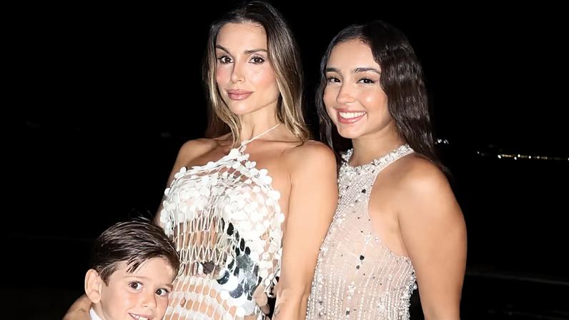 Flávia Viana ao lado dos filhos